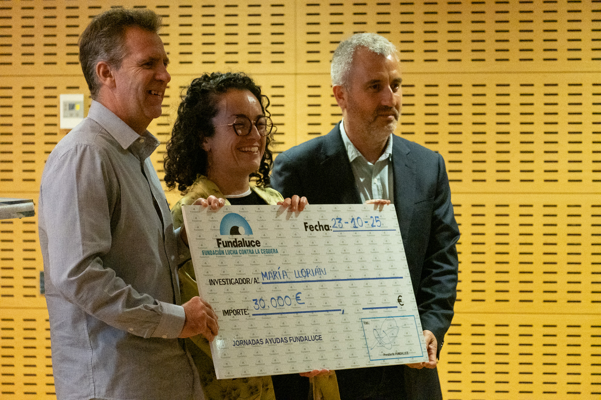 Descripción foto: Aparecen en la foto el ganador de la ayuda a la investigación 2024 de FUNDACIÓN LUCHA CONTRA LA CEGUERA Dr. Enrique De la Rosa y su equipo, junto con David Sánchez González el presidente de FARPE Y FUNDALUCE y Raúl Gilabert López, presidente de la Asociación Retina Madrid. 